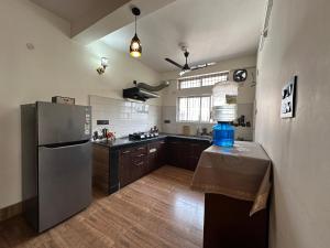 Kuchyň nebo kuchyňský kout v ubytování Trayaksh Homestay - Lachit Nagar -3 BHK