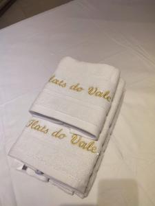 three white towels sitting on top of a table at Flats do Vale in Petrolina