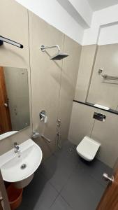 Un baño con lavabo e inodoro en Grand Sea Way, en Chennai