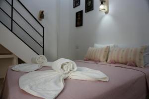 Una cama con dos toallas encima en Riad Dar Familya, en Marrakech