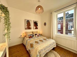 a bedroom with a bed and a window at La Petite Amienoise I Proche centre-ville in Amiens