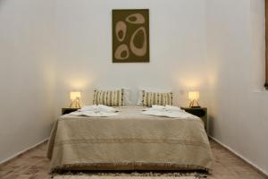 1 dormitorio con 1 cama grande y 2 lámparas en ambos lados en Riad Dar Familya, en Marrakech