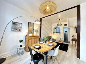 a dining room and kitchen with a table and chairs at La Petite Amienoise I Proche centre-ville in Amiens