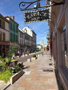 a street with a sign for a street journal at Charme & tranquillité - Troyes centre historique in Troyes