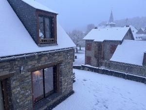 阿罗L’étable d’Auguste的一座在院子里积雪的建筑