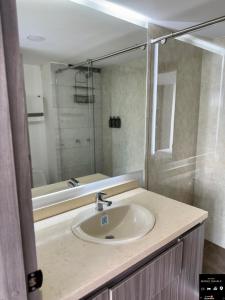 a bathroom with a sink and a shower at Alamos Loft calle 14 in Pereira