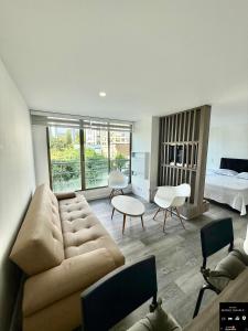a living room with a couch and a bed at Alamos Loft calle 14 in Pereira