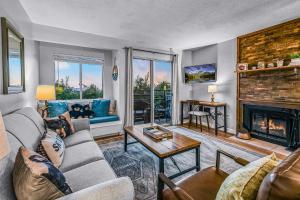 una sala de estar con un sofá y una chimenea en Heavenly View condo, en Chalet Village