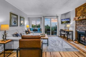 una sala de estar con un sofá y una chimenea en Heavenly View condo, en Chalet Village