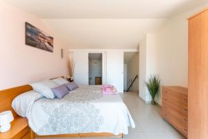 Postel nebo postele na pokoji v ubytování Roses Apartaments Luxury Duplex + 21 fotografií
