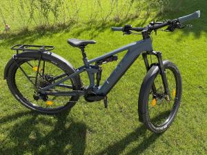 イヘンハウゼンにあるStillvoll Neubau-Appart nahe Legoland und Fachklinikの草原に駐輪した自転車