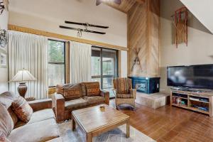 Una sala de estar con un sofá y un televisor. en Aspen Grove Getaway, en Kingswood Estates