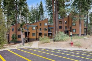 Un estacionamiento vacío frente a un edificio en Aspen Grove Getaway, en Kingswood Estates