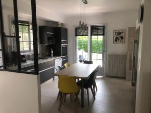 a kitchen and dining room with a table and chairs at Villa élégante à Céreste avec piscine privée et jacuzzi in Céreste +23 photos