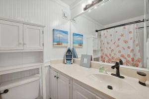 巴拿马城海滩Top Of The Gulf 803 - Luxury Beach View Condo的白色的浴室设有水槽和淋浴帘 更多19张照片