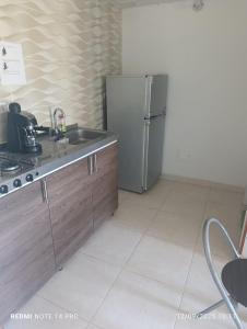 イバゲにあるS91 apartamentoのシンクと冷蔵庫付きのキッチン +8枚の写真