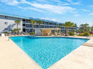 une piscine devant un immeuble dans l'établissement Beach Racquet by Tybee Vacation Rentals, à Tybee Island