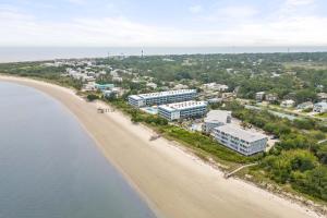- une vue aérienne sur la plage et les bâtiments dans l'établissement Beach Racquet by Tybee Vacation Rentals, à Tybee Island 6 autres photos