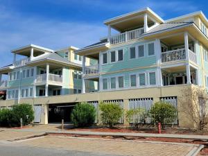 Un gran edificio de apartamentos con azul y amarillo. en Captains Watch by Tybee Vacation Rentals, en Tybee Island