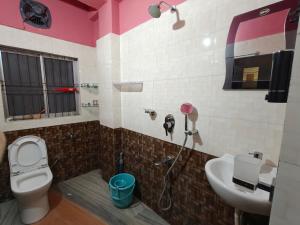 Koupelna v ubytování Trayaksh Homestay - Lachit Nagar -3 BHK + 8 fotografií