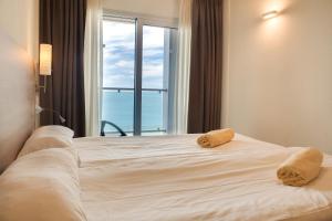 ein Schlafzimmer mit einem großen weißen Bett mit einem Fenster in der Unterkunft Riviera Vista in Playa del Cura