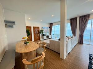 Μια τηλεόραση ή/και κέντρο ψυχαγωγίας στο SunRise Beachfront Cha am