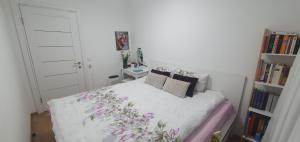 ein Schlafzimmer mit einem Bett und einem Bücherregal in der Unterkunft Spacious appartment in green area, 5 km to Khreschatyk in Kiew