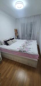 ein Schlafzimmer mit einem Bett mit Blumen darauf in der Unterkunft Spacious appartment in green area, 5 km to Khreschatyk in Kiew