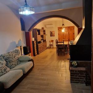 un soggiorno con divano e sala da pranzo di Villa Josefina a Puerto Lápice