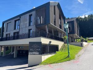 un edificio con un cartel delante en Aloha Suite - Schladming Dachstein, en Haus im Ennstal