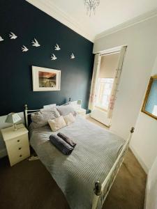 Ένα ή περισσότερα κρεβάτια σε δωμάτιο στο Lovely 2 bedroom apartment in Ayr town centre