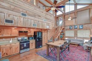 Η κουζίνα ή μικρή κουζίνα στο Cliffside Cabin @ High Hope Ranch Cowboy POOL! +41 φωτογραφίες