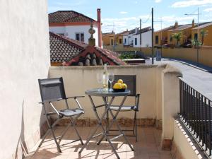 ein Tisch und zwei Stühle auf einem Balkon in der Unterkunft Holiday Home near Sevilla with Pool in Sevilla