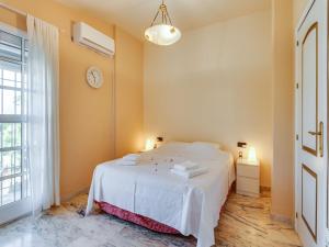 ein Schlafzimmer mit einem Bett und einer Uhr an der Wand in der Unterkunft Holiday Home near Sevilla with Pool in Sevilla