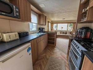 Kuchyň nebo kuchyňský kout v ubytování Homely Caravan With Decking At Valley Farm Holiday Park, Sleeps 8 Ref 46713V