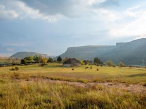 ein Feld mit einem Haus in der Mitte eines Feldes in der Unterkunft Camelroc Guest Farm in Fouriesburg + 5 Fotos