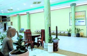a room with a table and chairs and potted plants at Sampheap Guesthouse in Stœ̆ng Trêng