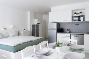 RejÅ¡tejnにあるLa Via Natura Apartmány Rejštejnのベッドとテーブルと椅子のある寝室