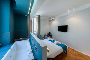 um quarto com uma cama e uma banheira em Carrara 24 em Roma
