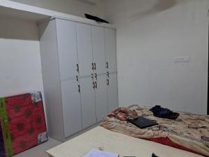 Ένα ή περισσότερα κρεβάτια σε δωμάτιο στο Krishna PG for Boys