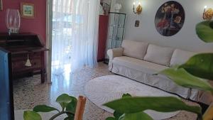 a living room with a couch and a piano at Homecoming apartment in Guastalla