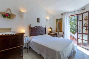 a bedroom with a bed and a dresser and a window at Villa Renata Torre delle Stelle in Torre delle Stelle +33 photos