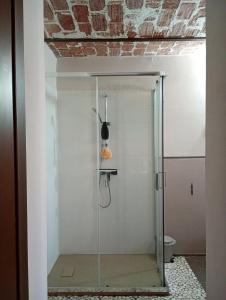 a bathroom with a shower with a glass door at Il Murôn Guest House in Carentino +30 photos