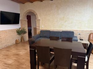 une salle à manger avec une table et un canapé dans l'établissement Casa Rural El Jardín De Sara, à Albudeite 3 autres photos