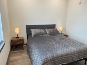 Ένα ή περισσότερα κρεβάτια σε δωμάτιο στο Byrd Apt - 209 - Tourist Homes of Richmond