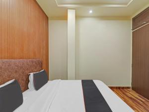 Un pat sau paturi într-o cameră la Hotel O The Ashiyana Inn
