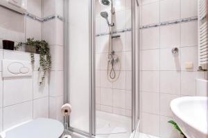 Koupelna v ubytování FeWocation Bremerhaven - Bright 1BR Apt with Balcony and Parking