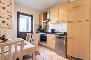 Kuchyň nebo kuchyňský kout v ubytování FeWocation Bremerhaven - Bright 1BR Apt with Balcony and Parking