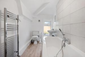 Koupelna v ubytování Hulley House by YourStays - Superb house near Hurdsfield Business Park, perfect for Astrazenica! + 37 fotografií