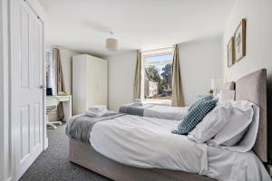 Postel nebo postele na pokoji v ubytování Hulley House by YourStays - Superb house near Hurdsfield Business Park, perfect for Astrazenica!